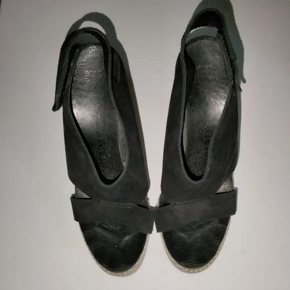Pedro Garcia (Size 41) Black & Cream Ankle Strap Wedge Open Toe Sandals